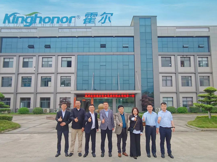 通合實業集團赴聯塑霍爾新風考察交流并簽訂